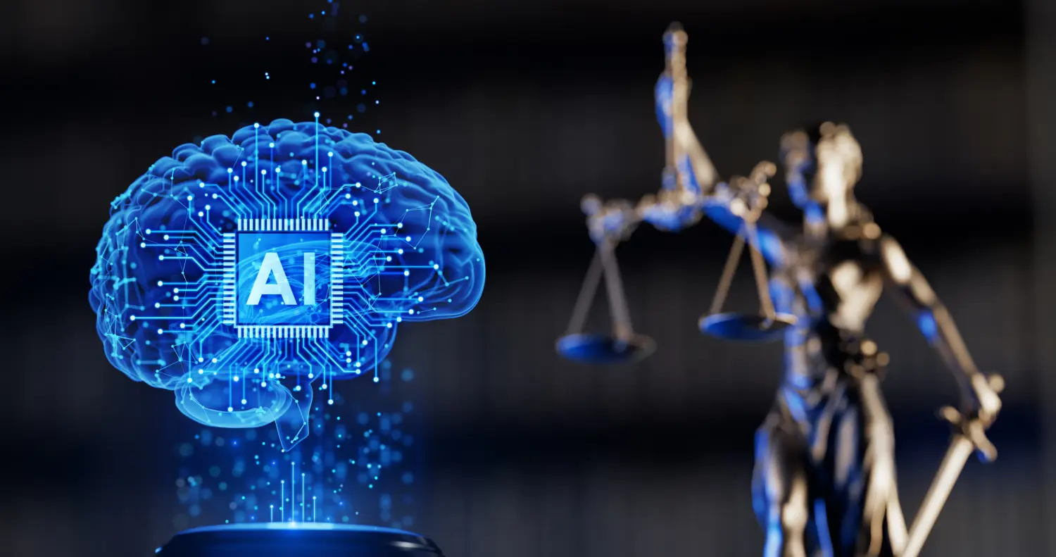 ein Gehirn mit einer Platinenauflage, das künstliche Intelligenz (KI) symbolisiert, mit einer Statue der Justitia